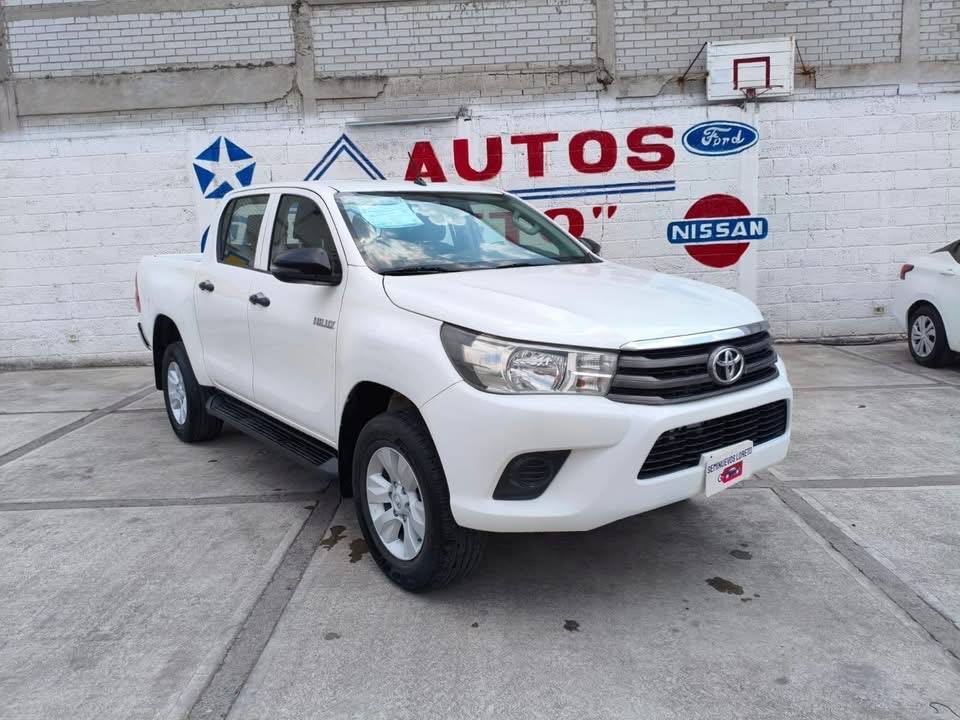 Toyota Hilux 2026 · fotografía principal